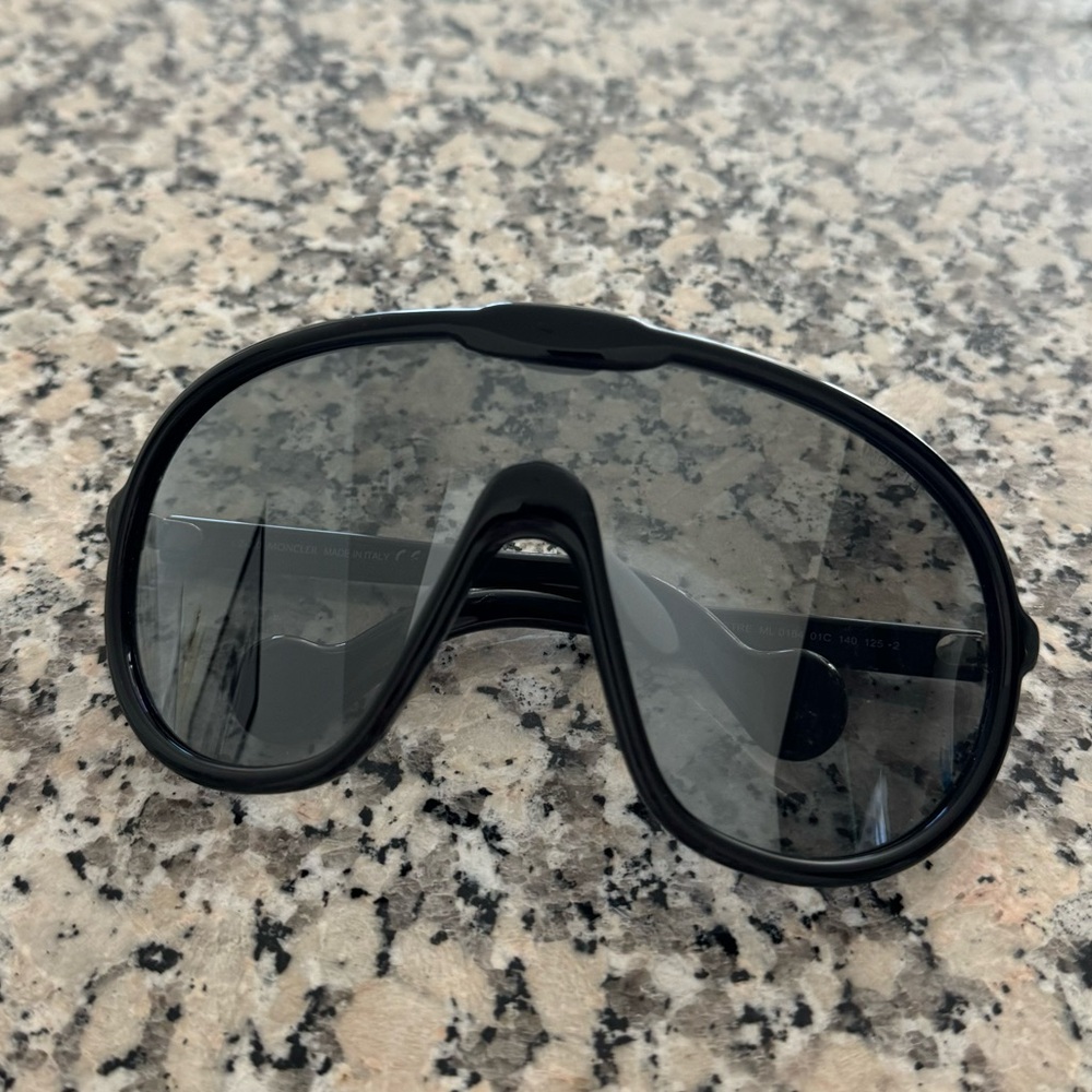 Moncler 100% authentic Halometre Smoke Mirror Shield Unisex Sunglasses - Picture 2 of 4
